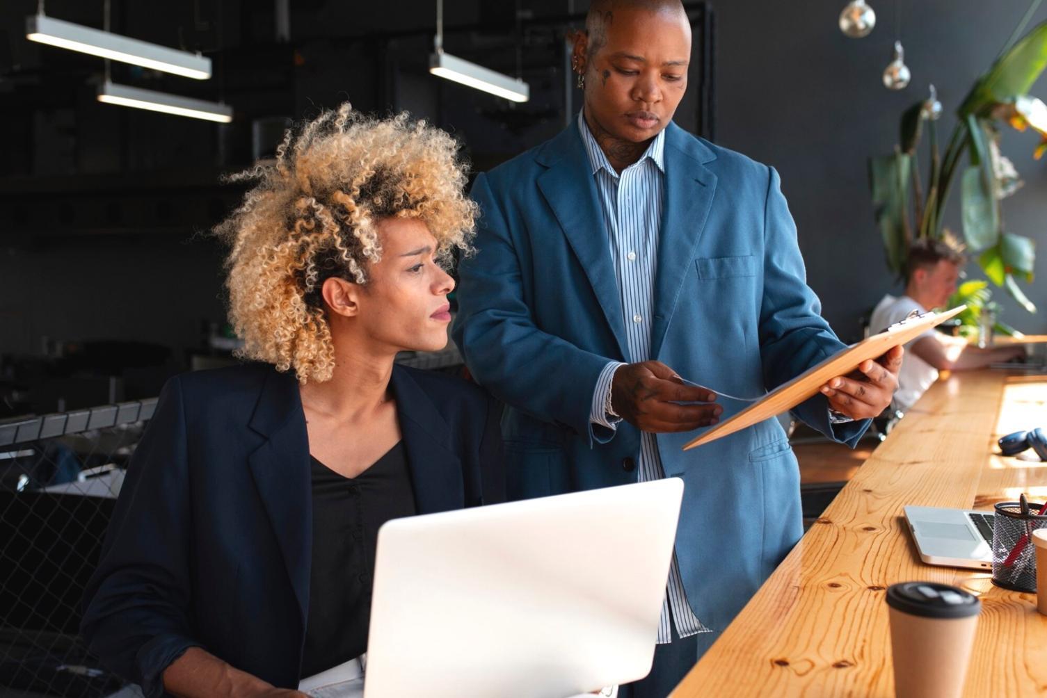 Atelier de formation en modélisation financière avec participants travaillant sur des scénarios économiques