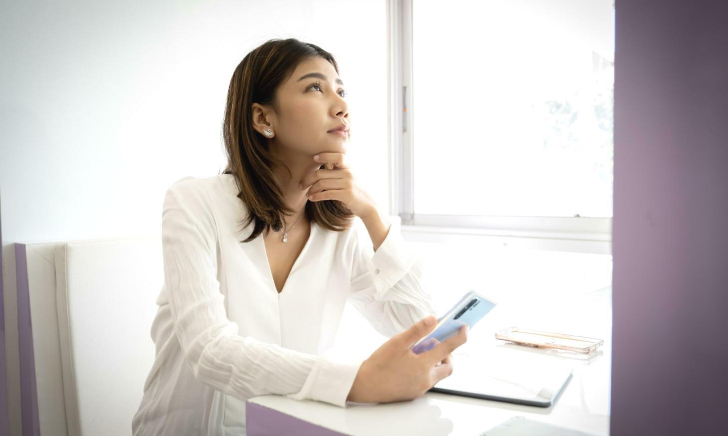 Analyse de données financières sur plusieurs écrans